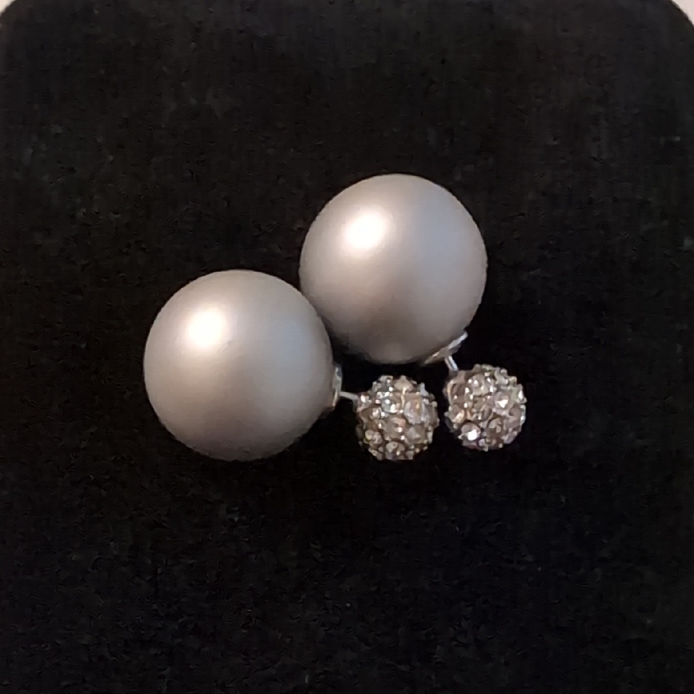 Rhinestone/Gray Pearl Earring